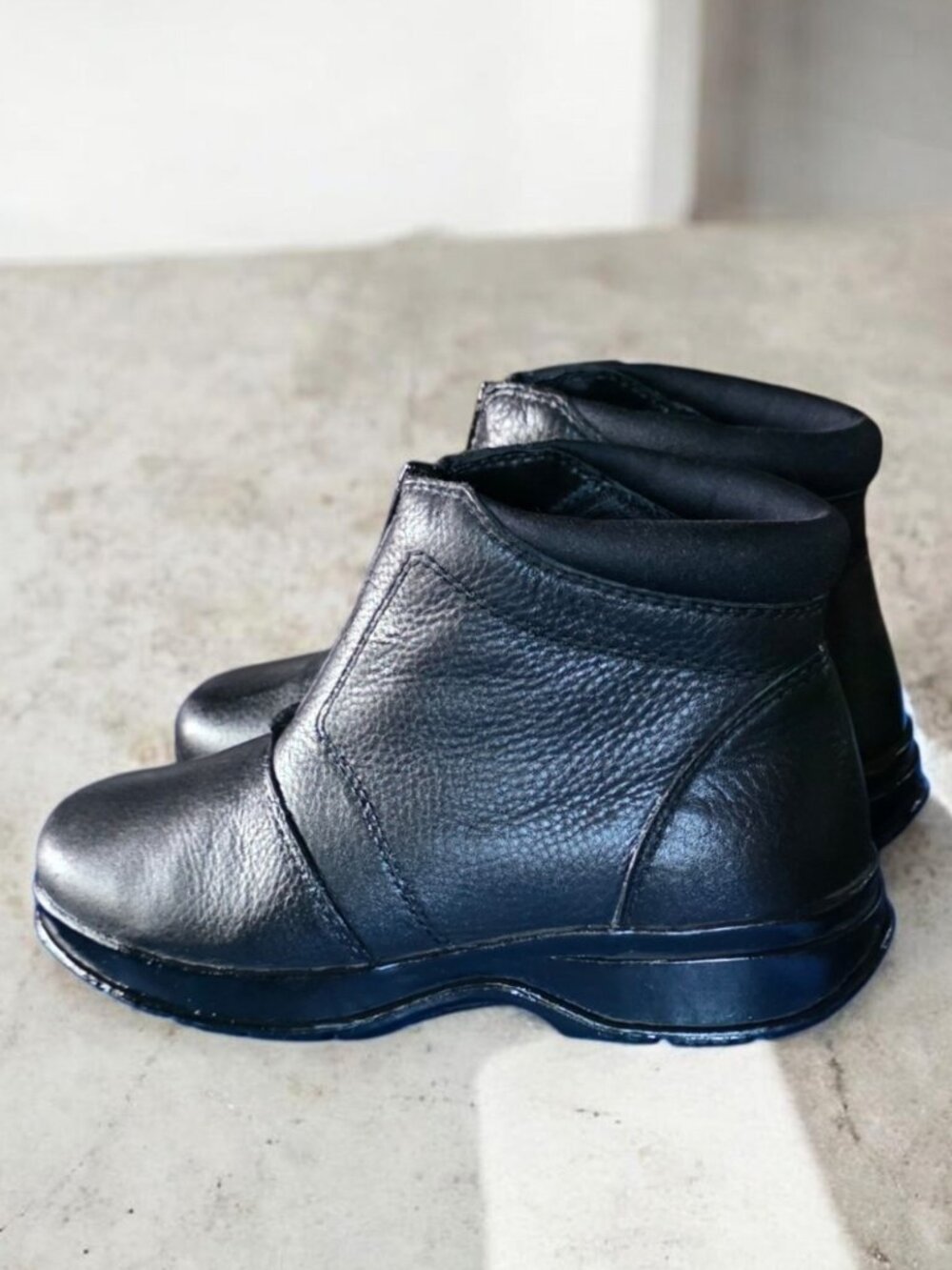 NWOB COBBIE CUDDLERS ( 6.5 ) Black Pebbled Leather Front Zip Ankle Boots - Picture 2 of 9